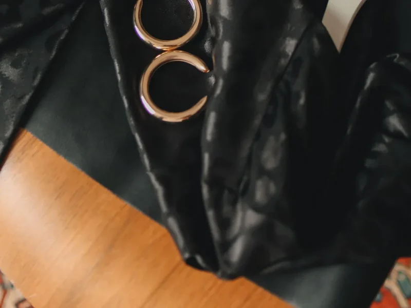 Pendientes de aro y otros accesorios sobre prendas oscuras