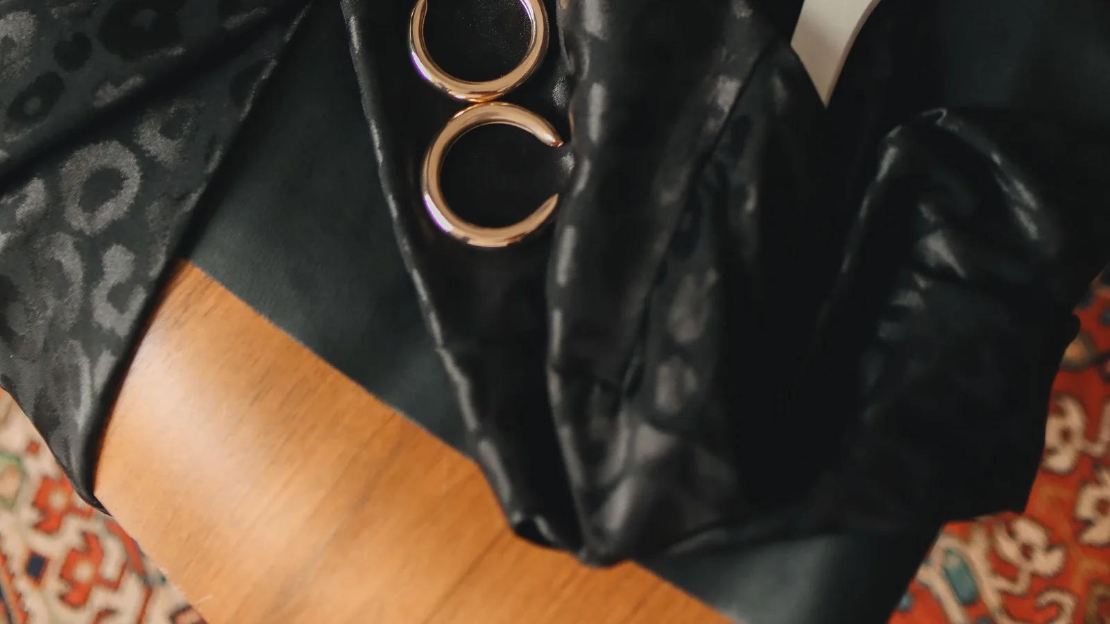 Pendientes de aro y otros accesorios sobre prendas oscuras