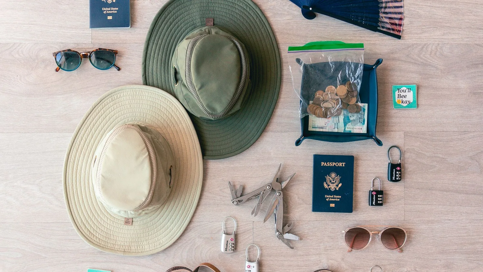Objetos de viaje, sombreros y pasaportes cerrados distribuidos sobre una superficie