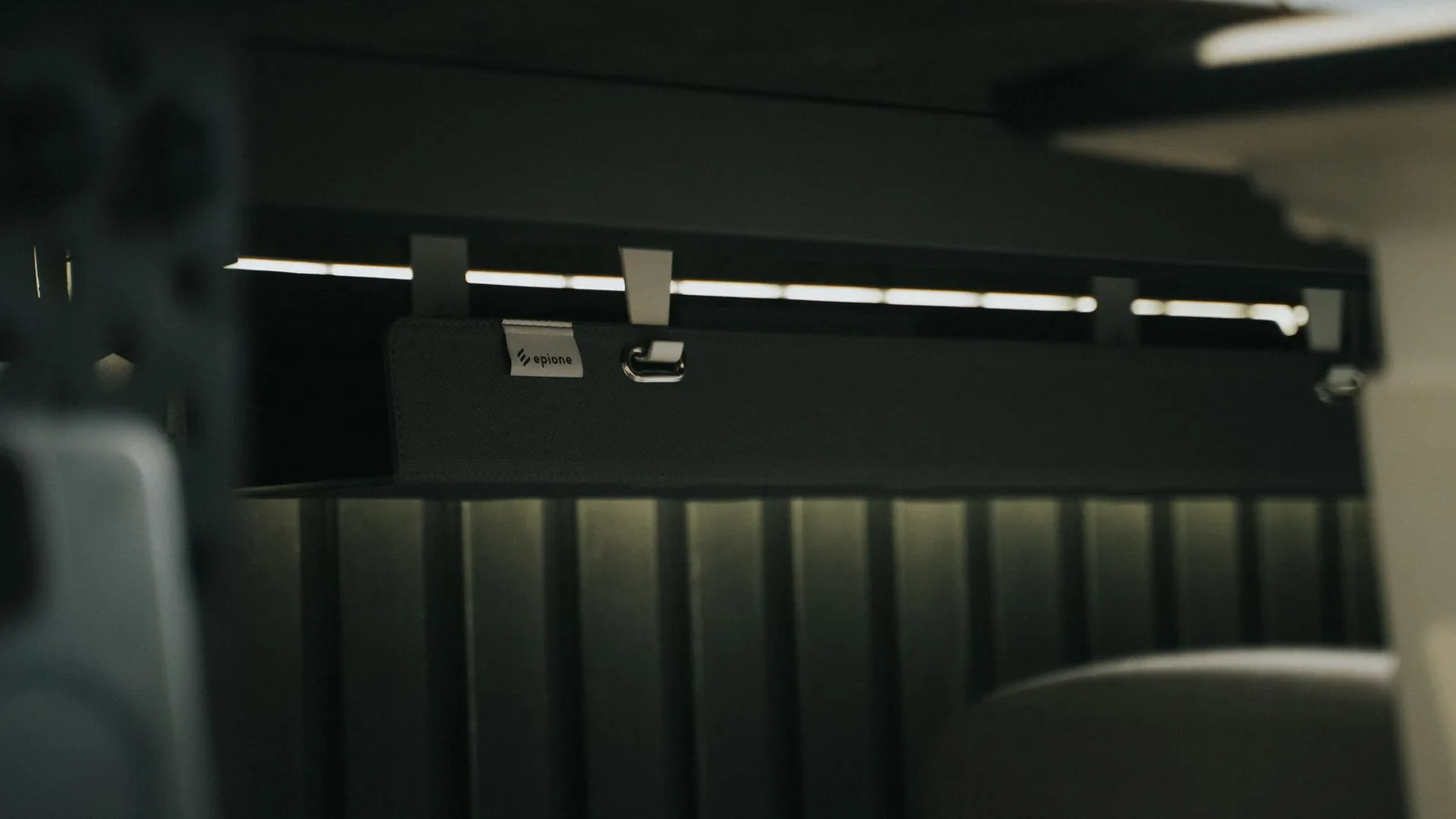 Detalle de una guía bajo el escritorio con cables sujetos y ordenados