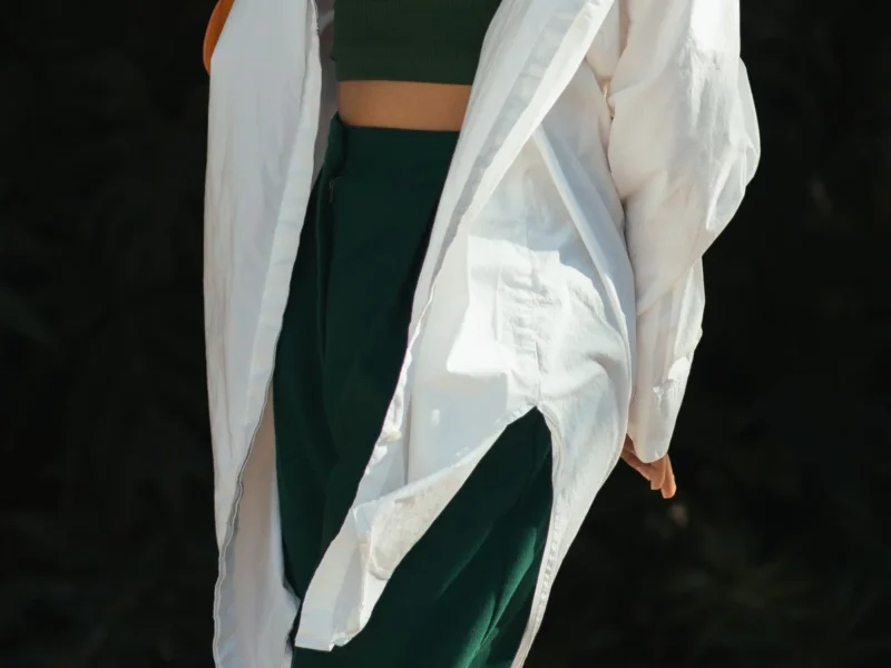 Conjunto con prenda verde y camisa clara abierta como capa exterior