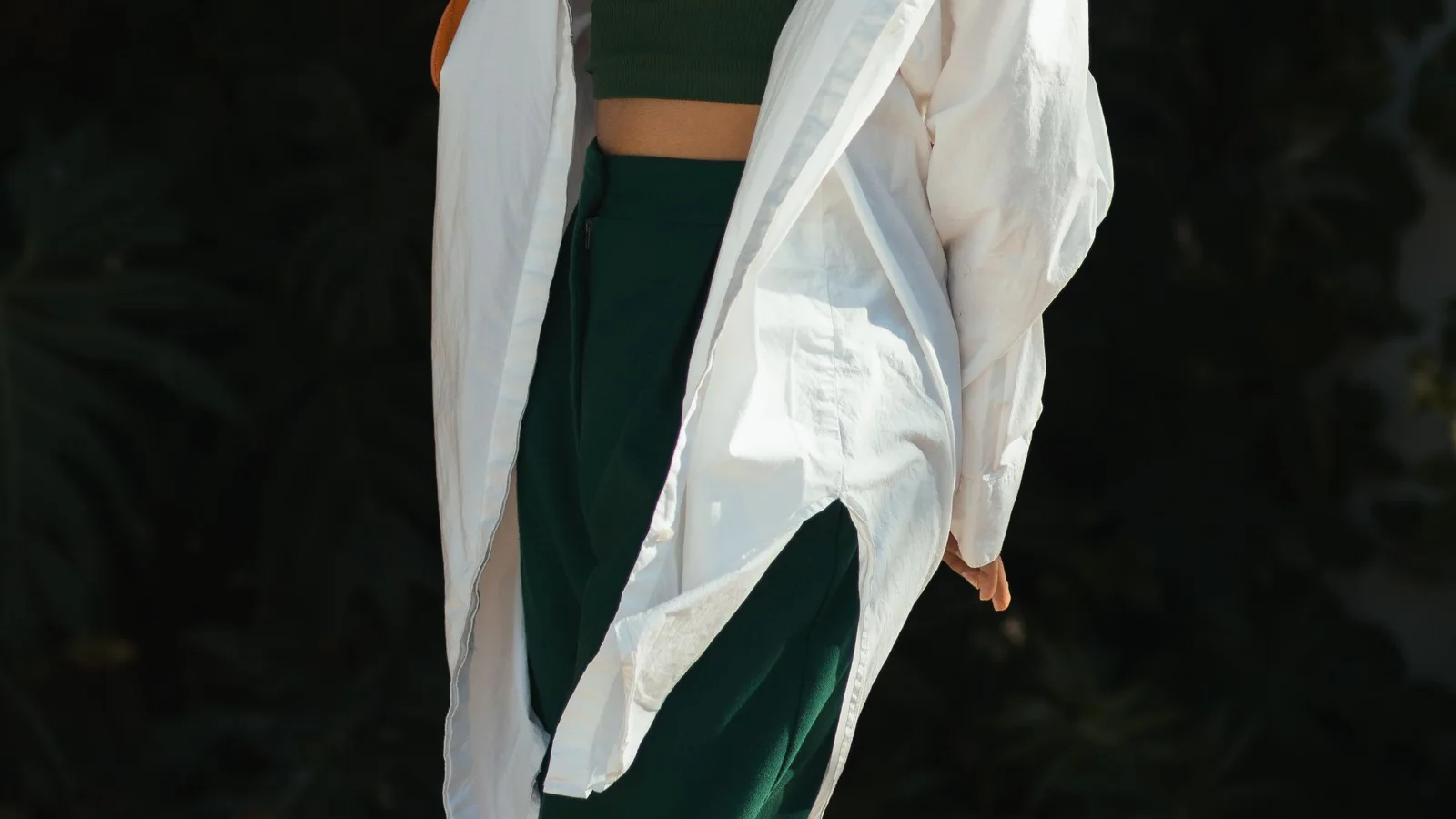 Conjunto con prenda verde y camisa clara abierta como capa exterior