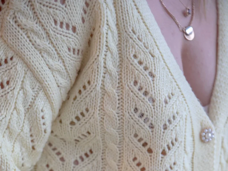 Chaqueta de punto clara con botones y dibujo calado