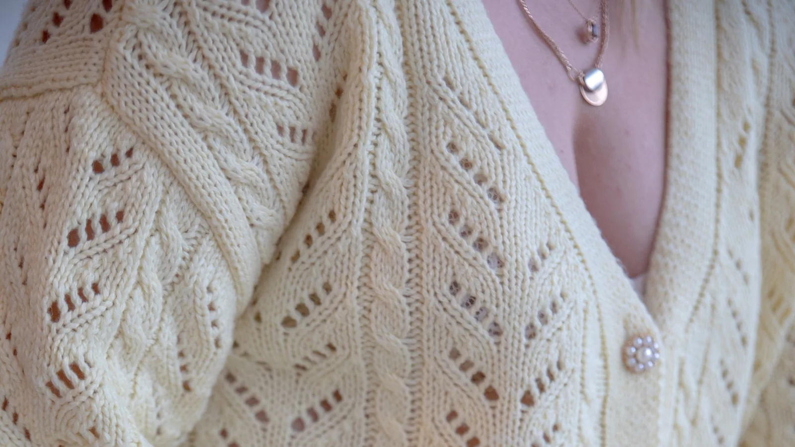 Chaqueta de punto clara con botones y dibujo calado
