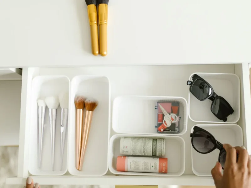 Cajón blanco con compartimentos para brochas, cosméticos y pequeños accesorios.