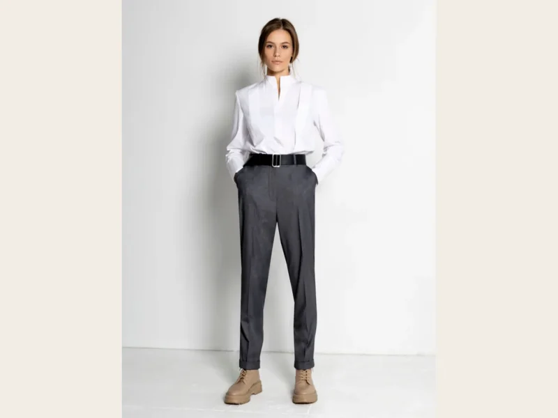 Pantalón gris de sastrería con pinzas y camisa blanca