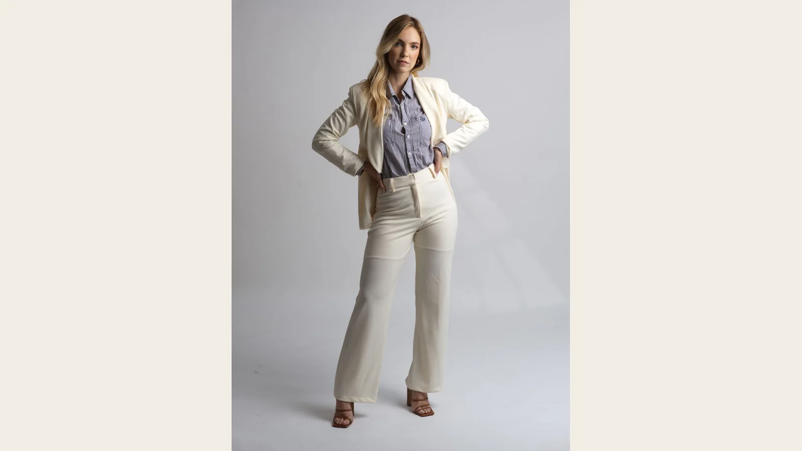 Pantalón claro de cintura alta y pernera amplia visto de frente