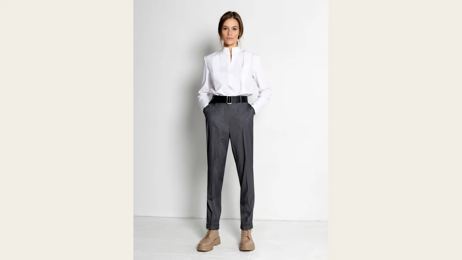 Pantalón gris de sastrería con pinzas y camisa blanca