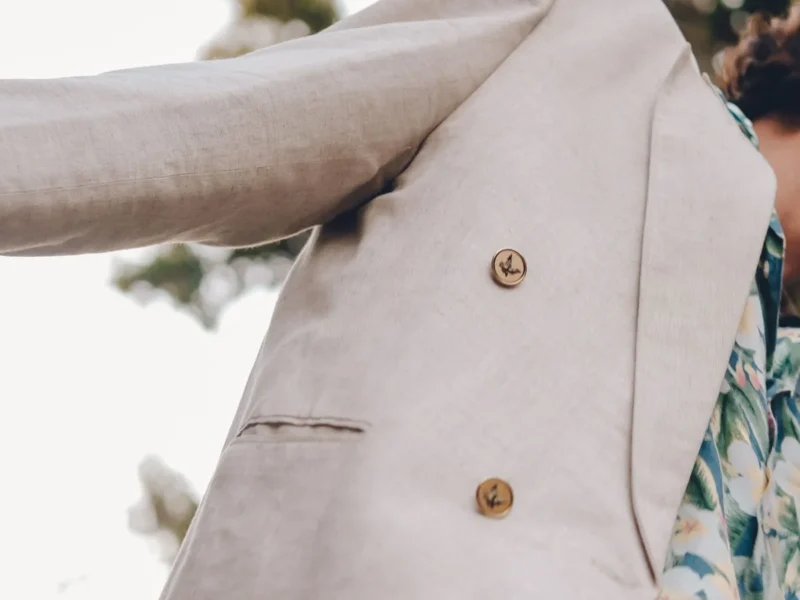 Chaqueta de sastrería clara con botonadura y manga extendida