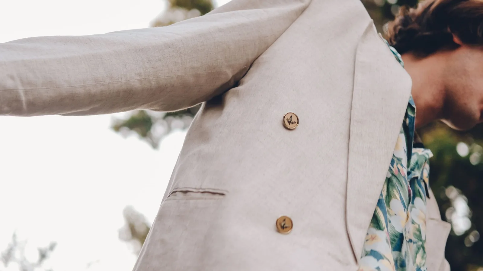 Chaqueta de sastrería clara con botonadura y manga extendida