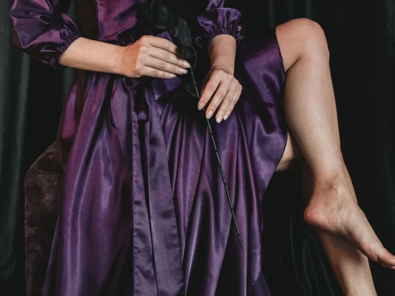 Vestido violeta de acabado brillante con pliegues y manga amplia