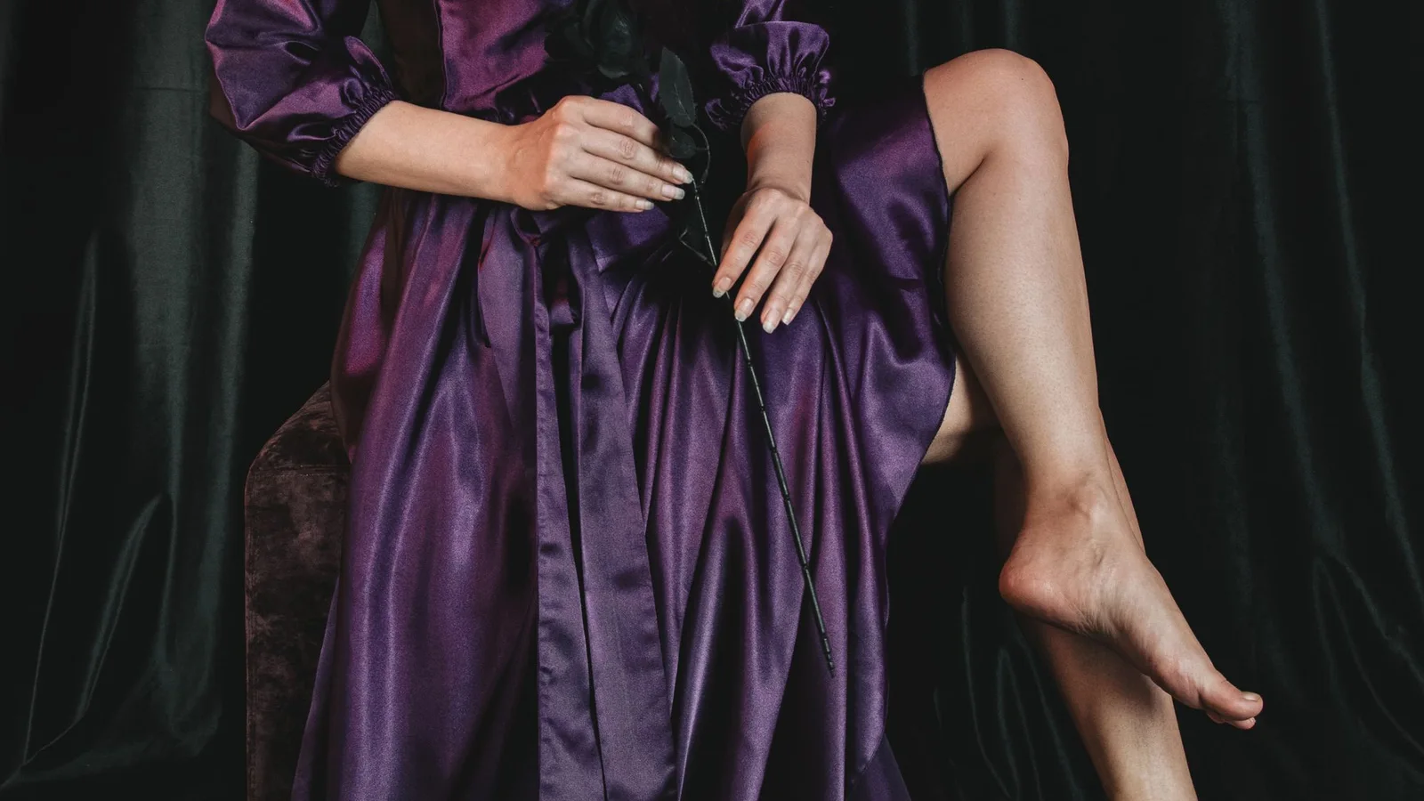 Vestido violeta de acabado brillante con pliegues y manga amplia